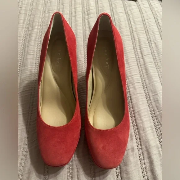 New Copper Key. Flirty Suede Platform Pumps - Picture 11 of 11